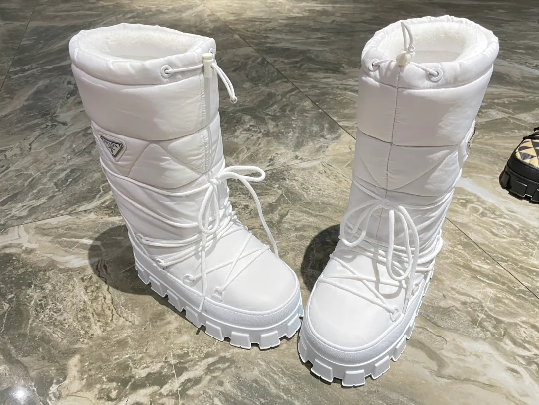 👟👟Ex-factory price 740👟👟 The highest version on the market, Prada's king style, snow boots, ski boots, fat and cute, so cute →_→ From the Prada limited series, unique. Shiny nylon Oblique upper with criss-cross straps for an ideal fit. The boots are made of technical fabric and have a short-cut version. They can be worn in the city or in the mountains. They make the calves slimmer, taller, warmer and have a concave shape. The boots and soles use the original waterproof effect. The size is 35-40. 41Customized